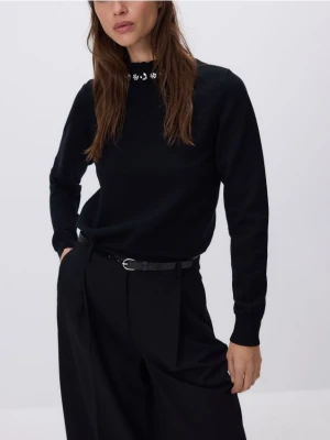 Reserved - Sweter z ozdobną aplikacją - czarny