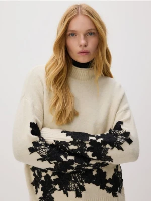Reserved - Sweter z ozdobną aplikacją - kremowy