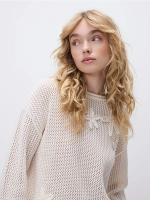 Reserved - Sweter z ozdobną aplikacją - kremowy
