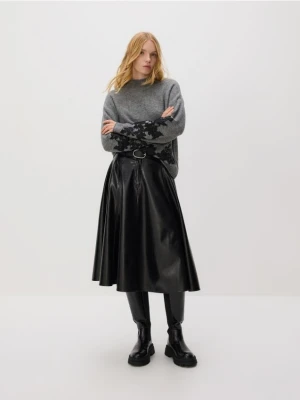 Reserved - Sweter z ozdobną aplikacją - szary