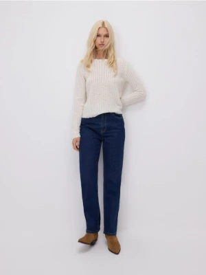 Reserved - Sweter z ozdobnym splotem - kremowy