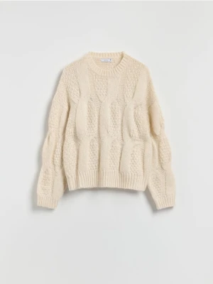 Reserved - Sweter z ozdobnym splotem - kremowy