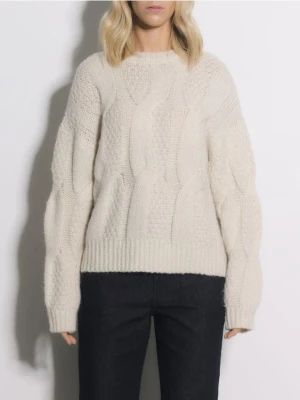 Reserved - Sweter z ozdobnym splotem - kremowy