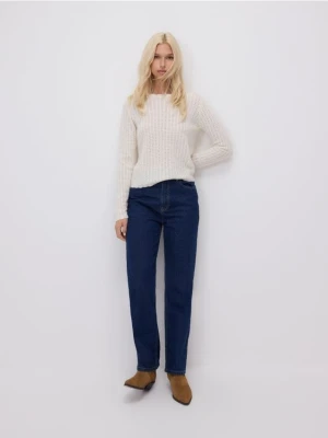 Reserved - Sweter z ozdobnym splotem - kremowy