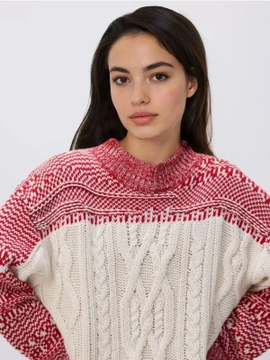 Reserved - Sweter z ozdobnym splotem - wielobarwny