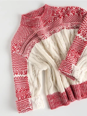 Reserved - Sweter z ozdobnym splotem - wielobarwny