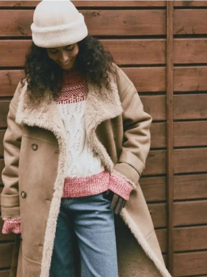 Reserved - Sweter z ozdobnym splotem - wielobarwny