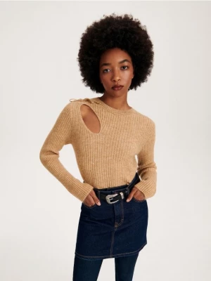 Reserved - Sweter z ozdobnym wycięciem - beżowy