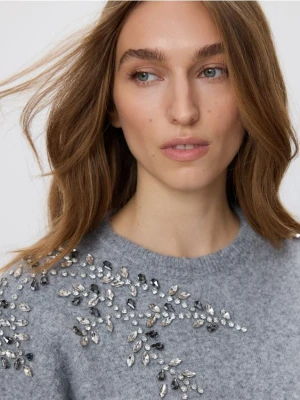 Reserved - Sweter z ozdobnymi aplikacjami - jasnoszary