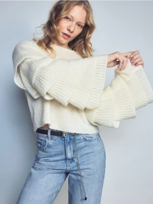 Reserved - Sweter z ozdobnymi rękawami - kremowy