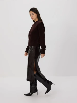 Reserved - Sweter z poduszkami na ramionach - brązowy