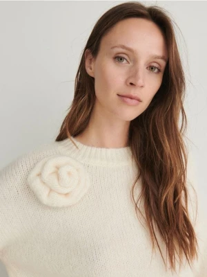 Reserved - Sweter z różą - kremowy