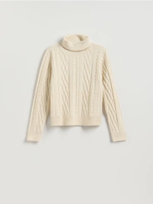 Reserved - Sweter z warkoczowym splotem - kremowy