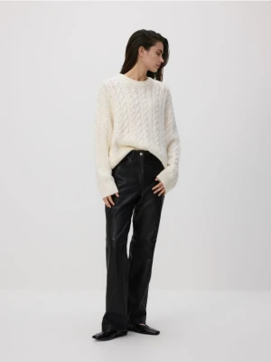 Reserved - Sweter z warkoczowym splotem - złamana biel
