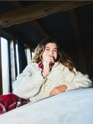 Reserved - Sweter z wełną - złamana biel