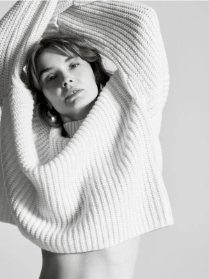 Reserved - Sweter z wełną - złamana biel