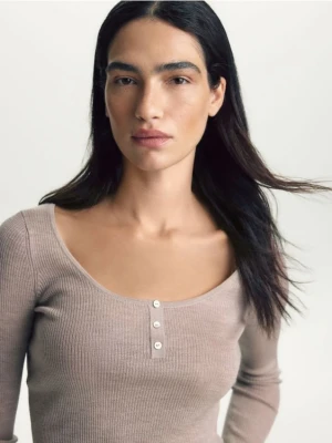 Reserved - Sweter z wełny merino - beżowy