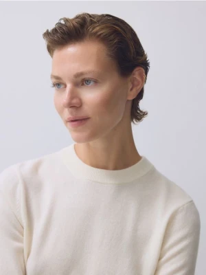 Reserved - Sweter z wełny merino - złamana biel