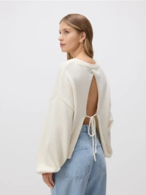 Reserved - Sweter z wiązaniem z tyłu - kremowy