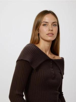 Reserved - Sweter z wykładanym kołnierzem - brązowy