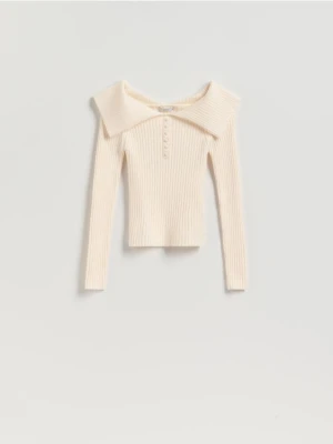 Reserved - Sweter z wykładanym kołnierzem - kremowy