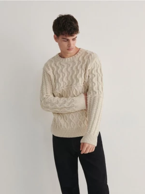 Reserved - Sweter ze strukturalnym splotem - Kremowy