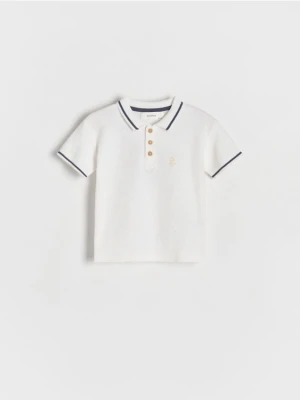 Reserved - Sweterkowy t-shirt polo - złamana biel