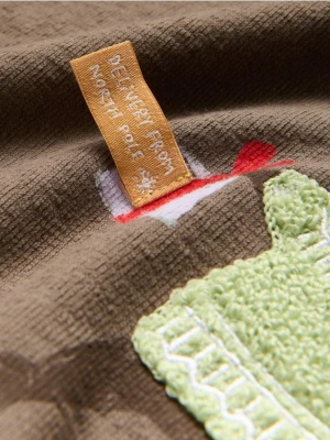 Reserved - Świąteczny longsleeve z nadrukiem - brązowy