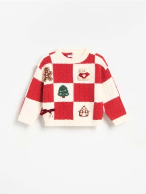 Reserved - Świąteczny sweter z naszywkami - wielobarwny
