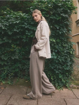 Reserved - Szerokie spodnie w paski - beżowy