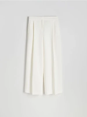 Reserved - Szerokie spodnie z kantem - biały