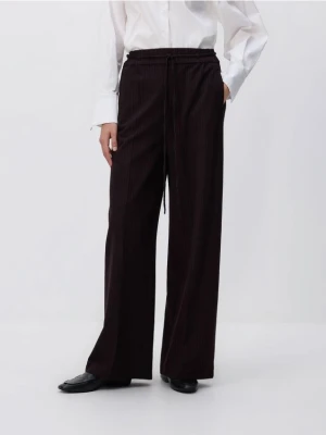 Reserved - Szerokie spodnie z kantem - burgundowy