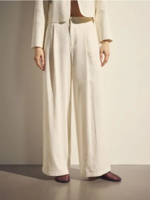 Reserved - Szerokie spodnie z lnem - biały