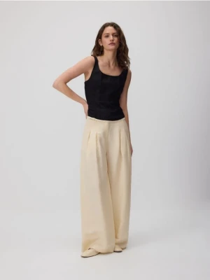 Reserved - Szerokie spodnie z lnem - kremowy
