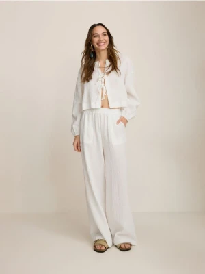 Reserved - Szerokie spodnie z muślinu - biały