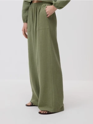 Reserved - Szerokie spodnie z muślinu - oliwkowy