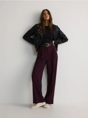 Reserved - Szerokie spodnie z paskiem - burgundowy