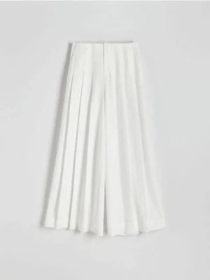 Reserved - Szerokie spodnie z plisami - biały