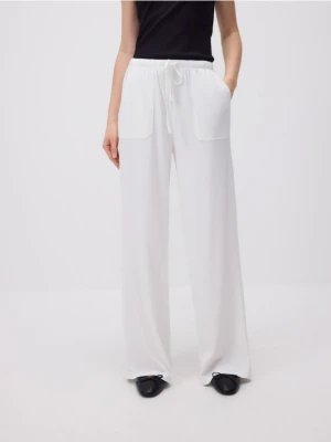Reserved - Szerokie spodnie z wiązaniem - biały