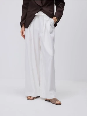 Reserved - Szerokie spodnie z wiązaniem - biały