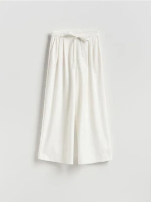 Reserved - Szerokie spodnie z wiązaniem - biały