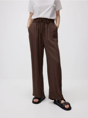 Reserved - Szerokie spodnie z wiskozy - beżowy