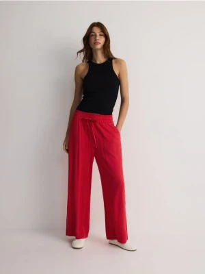 Reserved - Szerokie spodnie z wiskozy - czerwony
