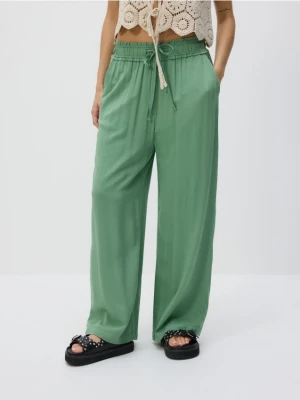 Reserved - Szerokie spodnie z wiskozy - jasnozielony