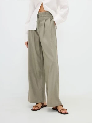 Reserved - Szerokie spodnie z zakładkami i lnem - jasnozielony