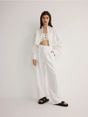 Reserved - Szerokie spodnie z zakładkami i lnem - złamana biel