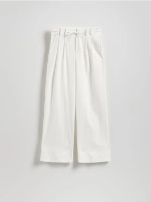 Reserved - Szerokie spodnie z zakładkami - złamana biel