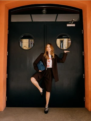 Reserved - Szerokie szorty z paskiem - ciemnobrązowy