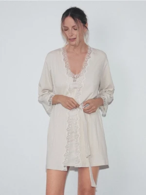 Reserved - Szlafrok z dekoracyjnym wykończeniem - kremowy
