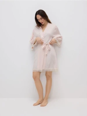 Reserved - Szlafrok z koronką - kremowy